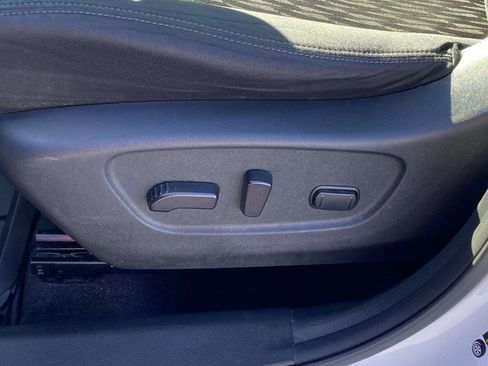 Used 2018 Nissan Rogue SV image 15