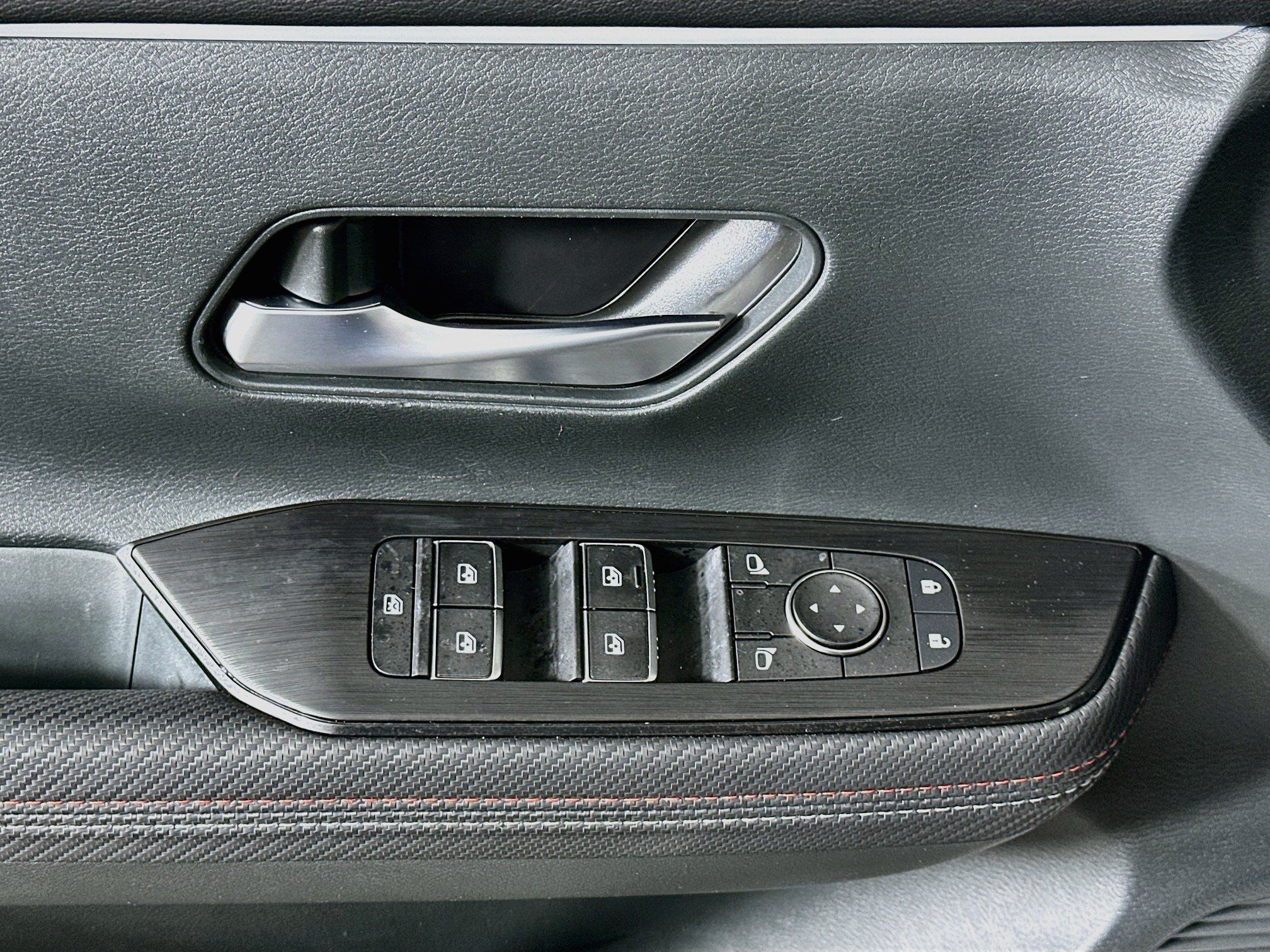 Used 2025 Nissan Kicks SR FWD image 15