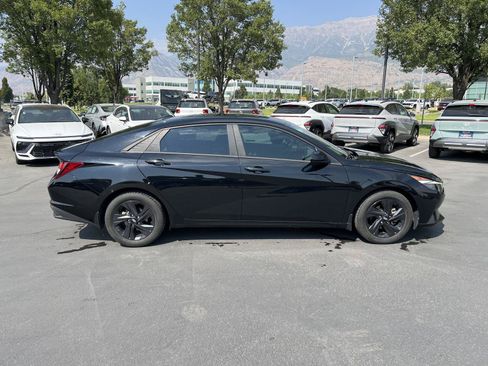 Used 2022 Hyundai Elantra SEL w/ Convenience Package FWD image 6