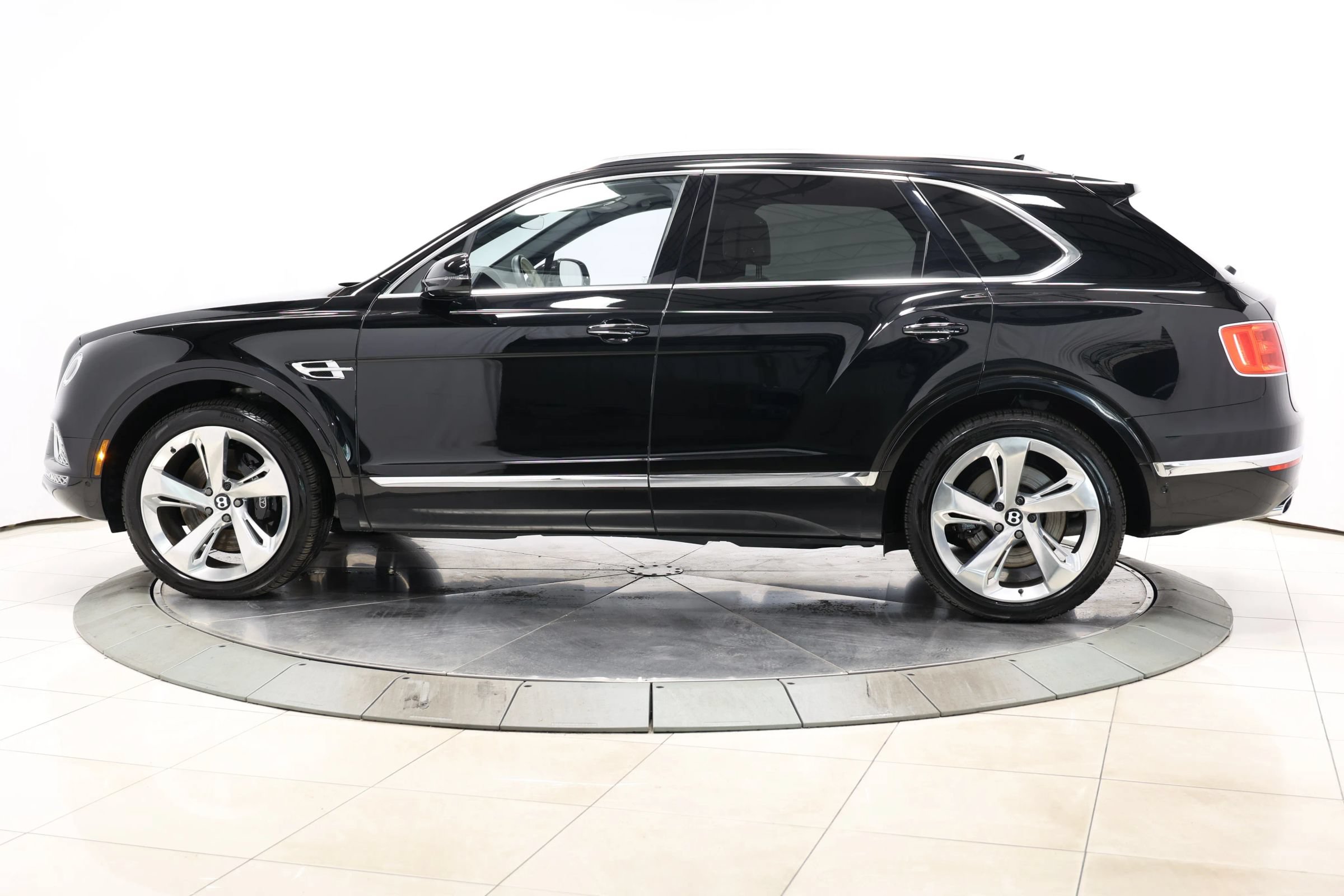 Used 2017 Bentley Bentayga AWD/4WD image 8