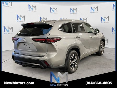Used 2024 Toyota Highlander XLE AWD/4WD image 5