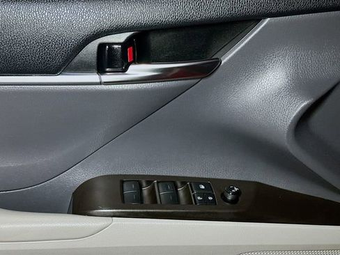 Used 2022 Toyota Camry SE image 19