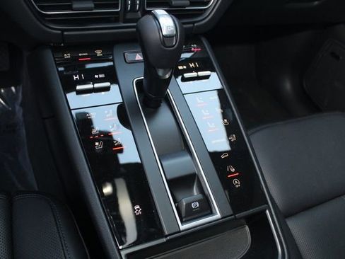 Certified 2026 Porsche Macan image 17