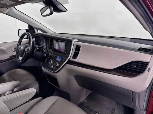 Used 2020 Toyota Sienna XLE FWD image 34
