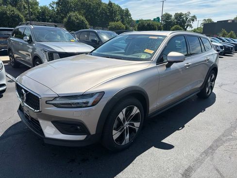 Used 2024 Volvo V60 B5 Cross Country Plus AWD/4WD image 1