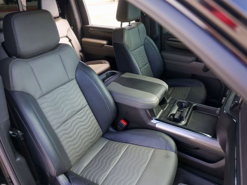 Used 2025 Chevrolet Silverado 2500 ZR2 w/ Technology Package image 34