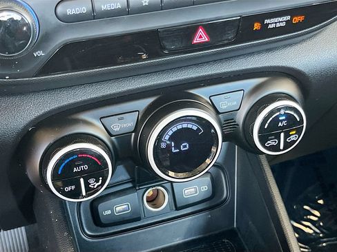 Used 2022 Hyundai Venue Limited FWD image 16