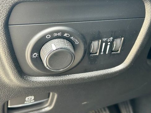 Used 2024 Jeep Grand Cherokee Laredo X image 28