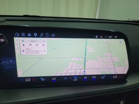 Used 2025 Chevrolet Traverse LT FWD image 30