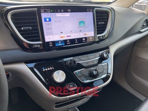 Used 2024 Chrysler Pacifica Touring-L image 36