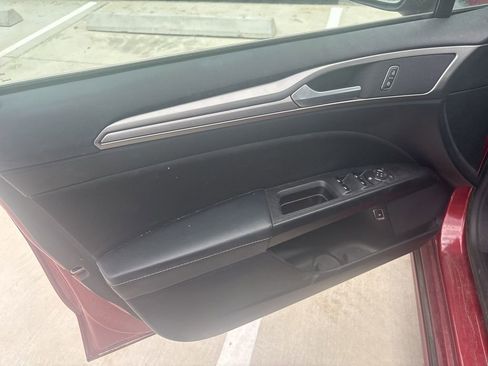 Used 2019 Ford Fusion SE FWD image 6