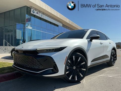 Used 2023 Toyota Crown Platinum image 1