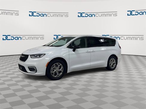 Used 2024 Chrysler Pacifica Limited image 4