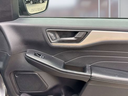 Used 2022 Ford Escape SE w/ Cold Weather Package FWD image 18