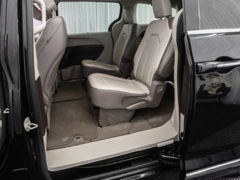 Used 2018 Chrysler Pacifica Touring-L FWD image 35