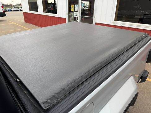 Used 2022 Jeep Gladiator Willys AWD/4WD image 12