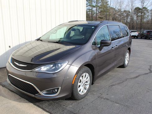 Used 2017 Chrysler Pacifica Touring-L image 1