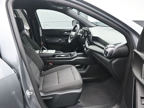 Used 2025 Chevrolet Equinox LT AWD/4WD image 2