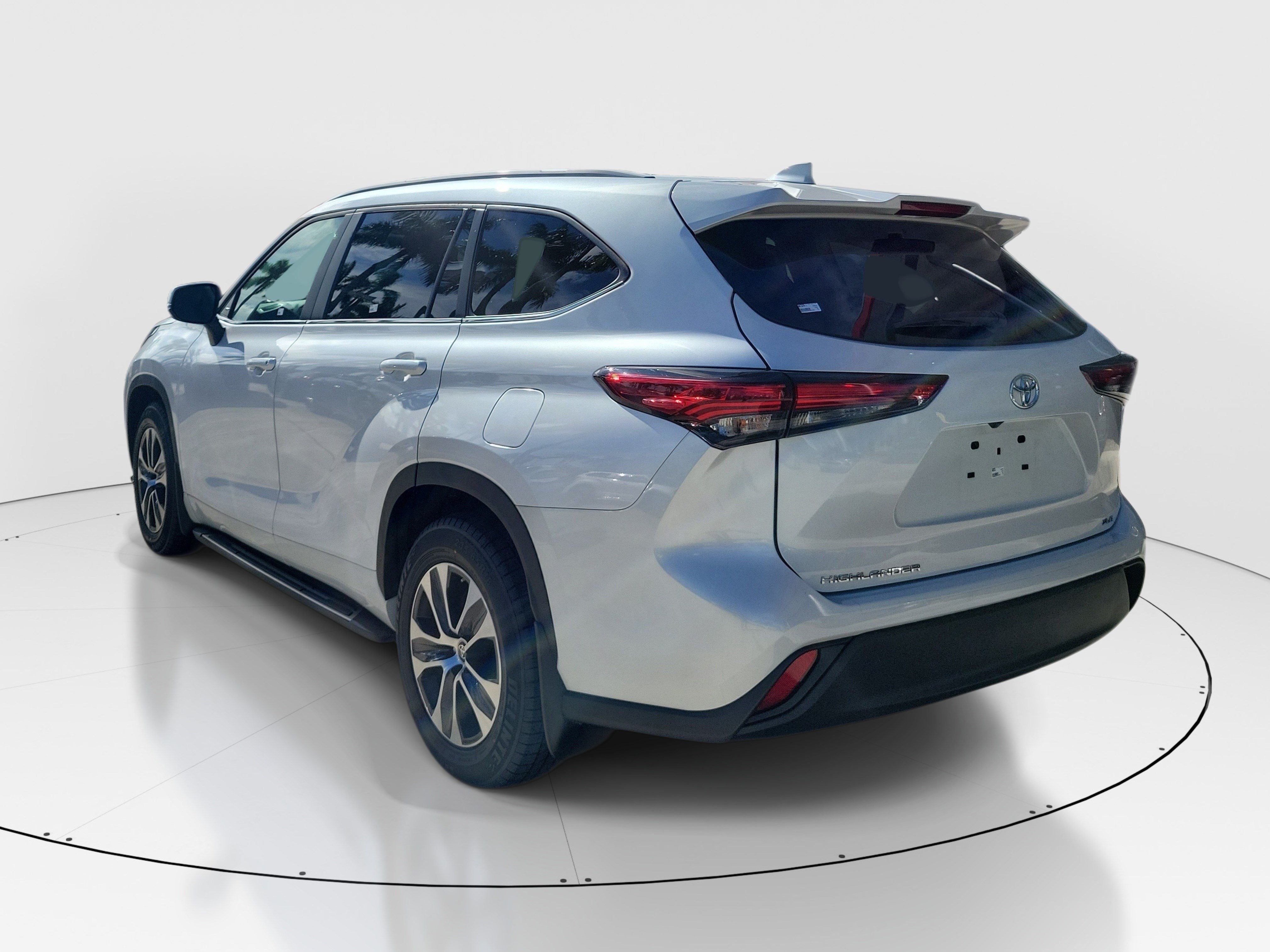 Used 2023 Toyota Highlander XLE FWD image 4