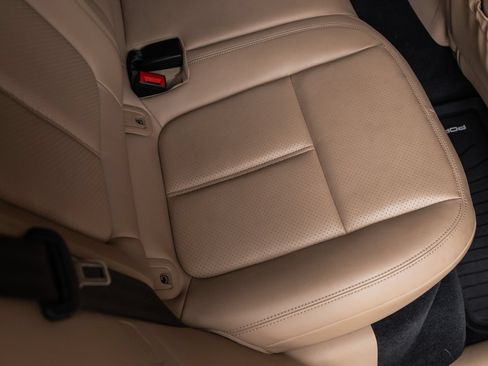 Certified 2024 Porsche Macan AWD/4WD image 37