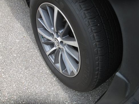 Used 2019 Toyota Highlander XLE AWD/4WD image 8