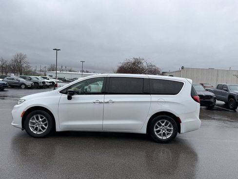 Used 2025 Chrysler Pacifica Select image 6