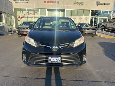 Used 2018 Toyota Sienna LE w/ Carpet Mat Package image 2