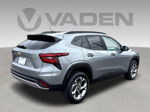 Used 2025 Chevrolet Trax LT FWD image 19
