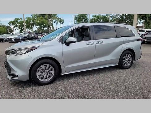 Used 2023 Toyota Sienna XLE image 18