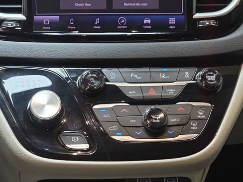 Used 2023 Chrysler Pacifica Touring-L FWD image 20