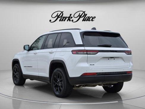 Used 2025 Jeep Grand Cherokee Altitude AWD/4WD image 3