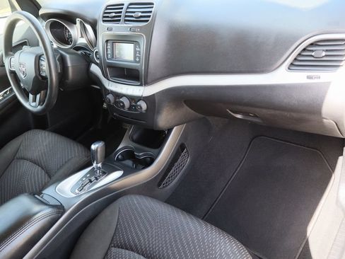Used 2019 Dodge Journey SE FWD image 29