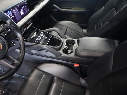 Used 2024 Porsche Cayenne AWD/4WD image 19