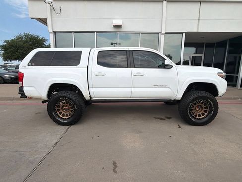 Used 2017 Toyota Tacoma SR5 w/ Tow Package AWD/4WD image 3