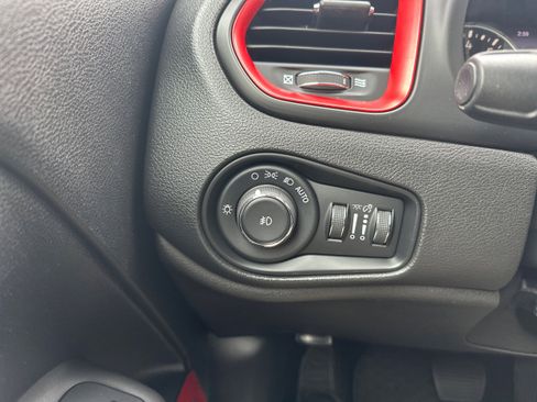 Used 2018 Jeep Renegade Trailhawk w/ Popular Equipment Group AWD/4WD image 19