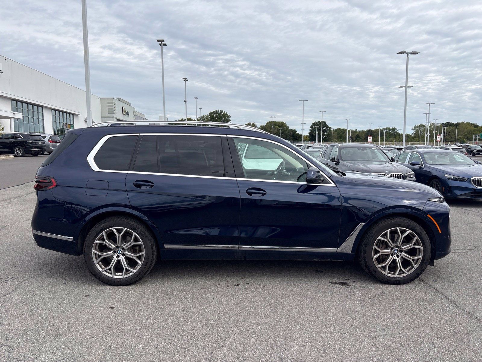 Used 2026 BMW X7 xDrive40i w/ Premium Package AWD/4WD image 9
