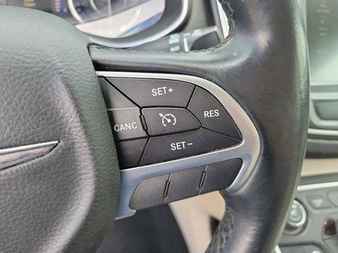Used 2017 Chrysler 200 Limited Platinum image 21