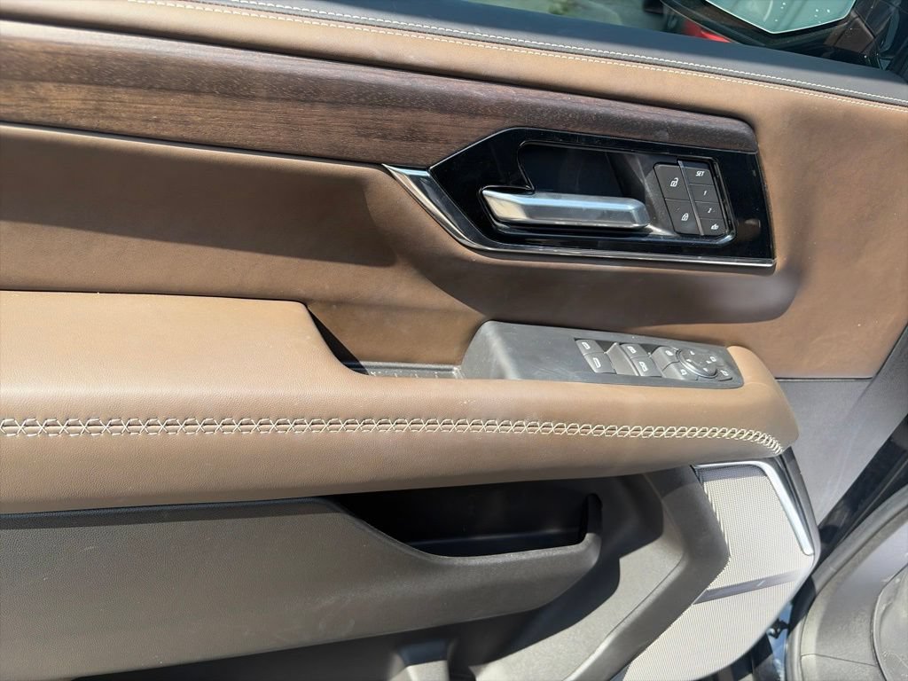 Used 2025 GMC Yukon XL Denali Ultimate w/ LPO, Floor Liner Package AWD/4WD image 18
