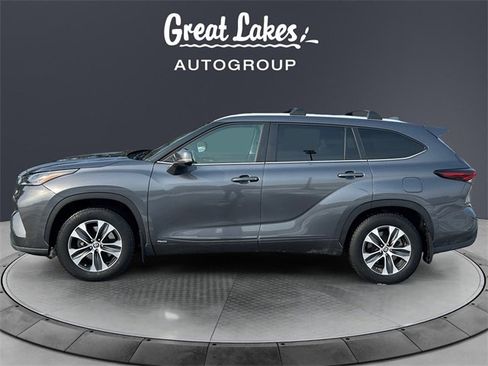 Used 2024 Toyota Highlander XLE image 2
