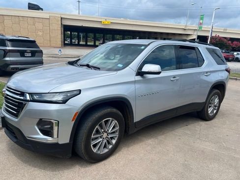 Used 2022 Chevrolet Traverse LT FWD image 2