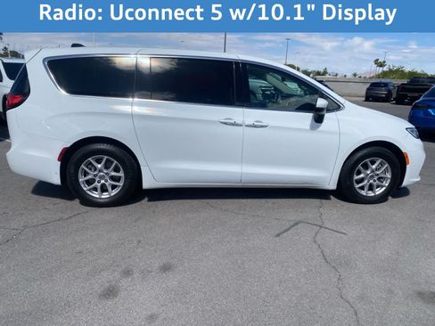 Used 2023 Chrysler Pacifica Touring-L FWD image 6