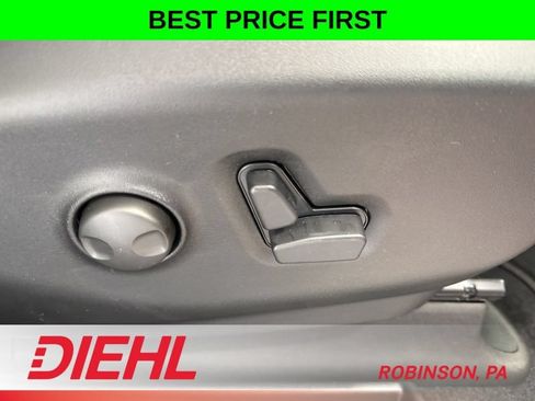 New 2027 Chrysler Pacifica Limited AWD/4WD image 16
