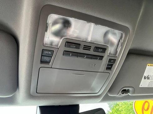 Used 2019 Toyota Highlander XLE AWD/4WD image 55