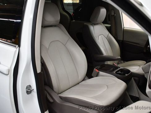 Used 2017 Chrysler Pacifica Touring-L image 12