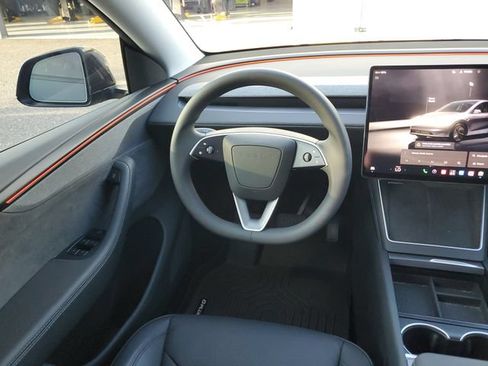 Used 2026 Tesla Model Y 2WD image 11