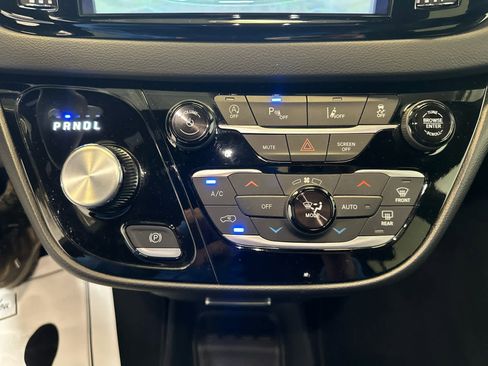 Used 2025 Chrysler Pacifica Select FWD image 18