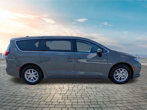 Used 2023 Chrysler Pacifica Touring-L FWD image 4
