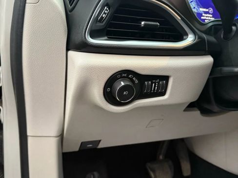 Used 2017 Chrysler Pacifica Touring-L Plus image 37