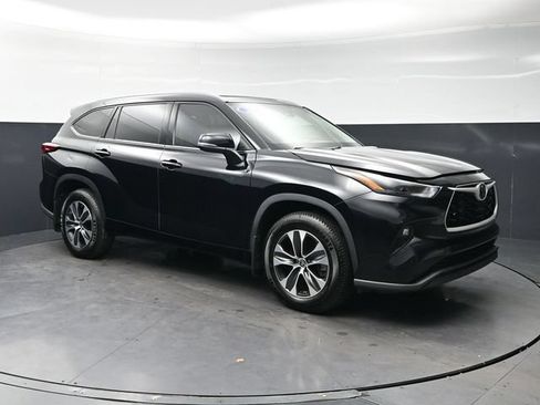 Used 2022 Toyota Highlander XLE AWD/4WD image 3