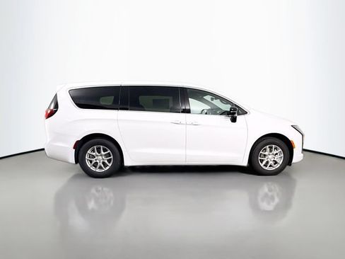 New 2027 Chrysler Pacifica Select FWD image 8